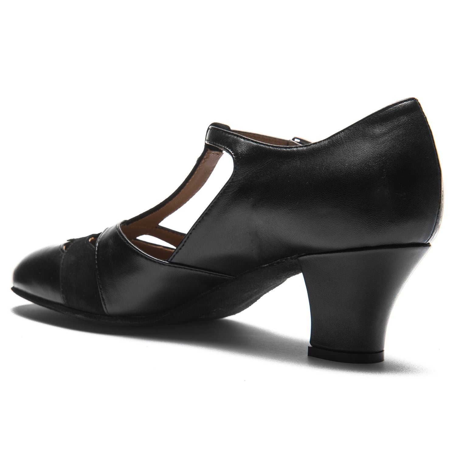 Schwarze Rumpf 9233 Damen-Swingschuhe aus hochwertigem Leder mit kräftigem Absatz und Cut-Out-Design, auf weiß.